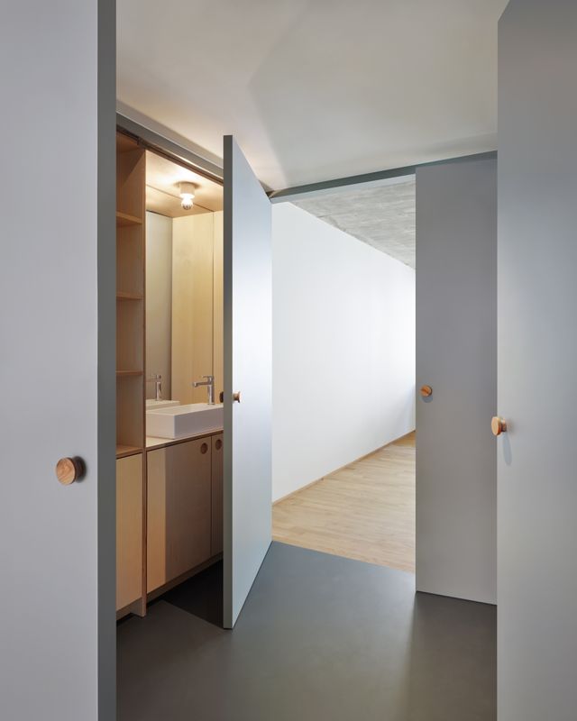 CoDeck - Umnutzung Hochbergerstrasse 158, Basel – Klappbad im 1. Obergeschoss – © Walter Mair